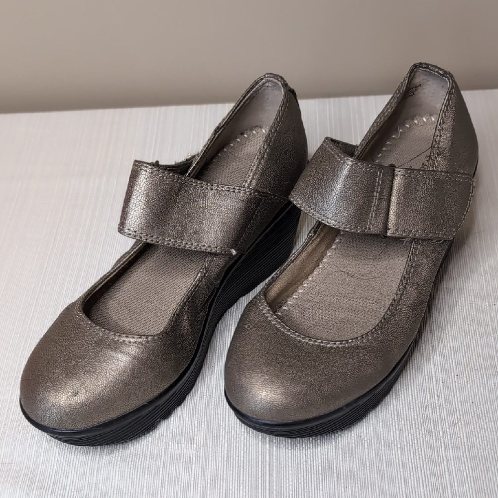 Sz 8 St. Johns Bay Metallic Mary Jane Wedges